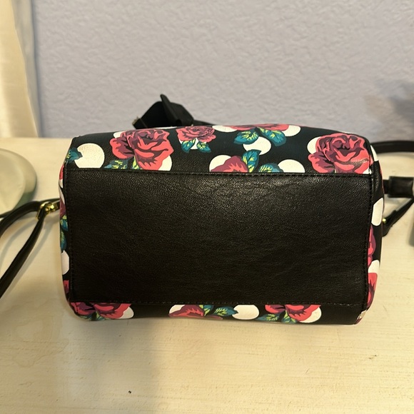 NWOT LUV Betsey by Betsey Johnson Rose Bag - Picture 5 of 9